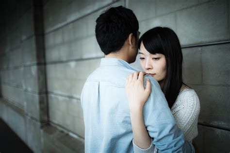 付き合っ て ない ハグ 心理|付き合ってない女性とハグできる？【男性100人に聞いた】深層.